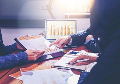 Consulant SEO avec tablette